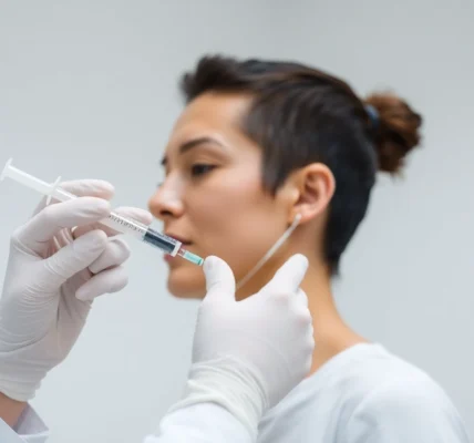 Fettwegspritze Zürich: Professional injection treatment for targeted fat reduction, modern clinic setting.